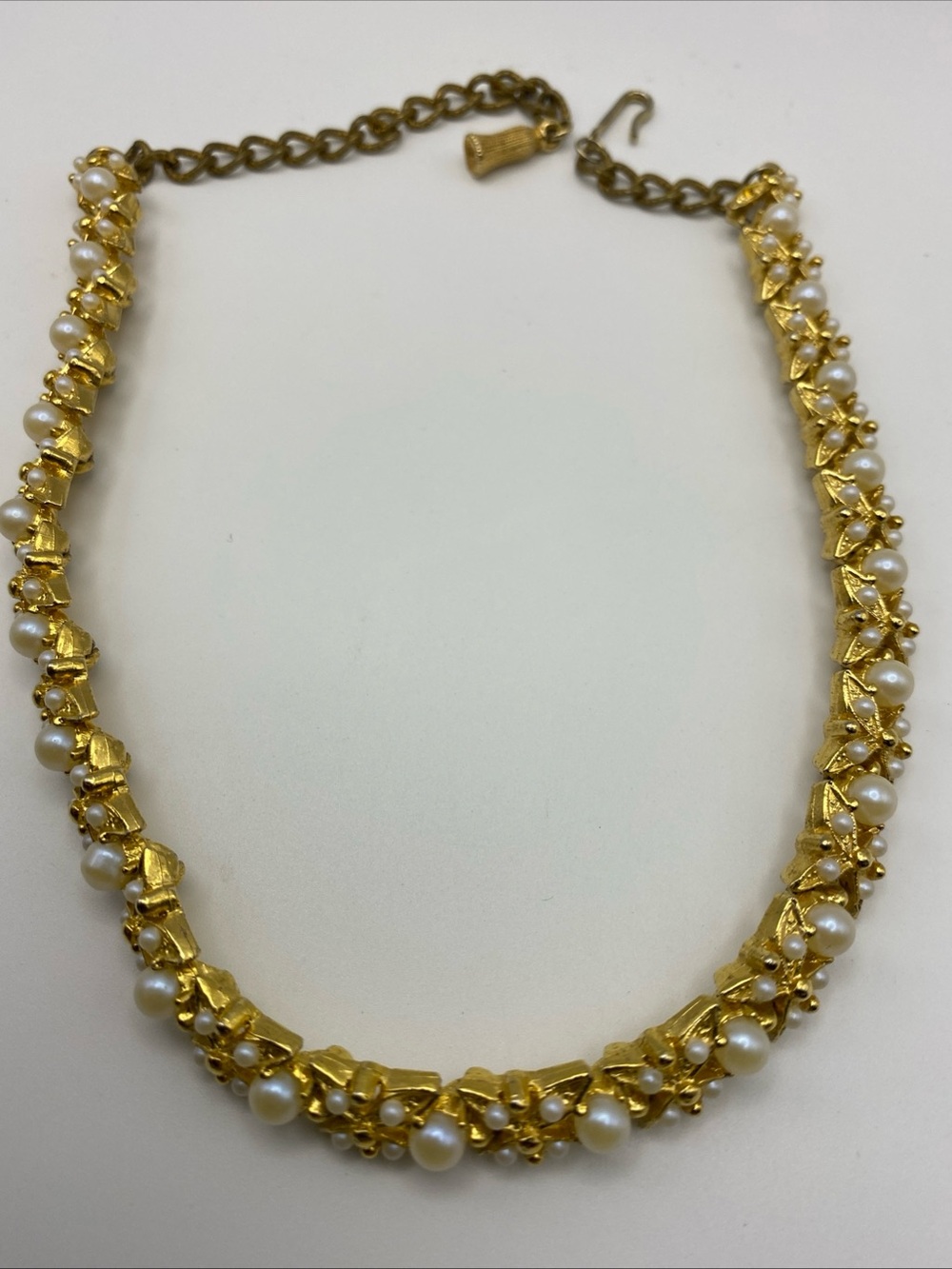 Vintage 1950s Faux Pearl Gold Tone Flower Panel Link Choker